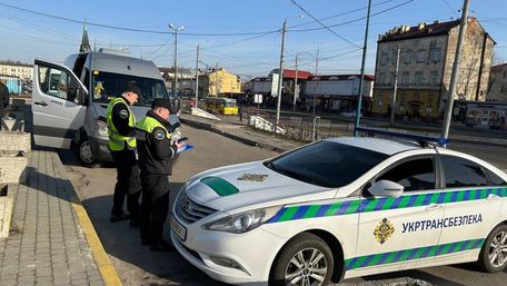 На Львівщині виявили нелегального перевізника з неоформленими водіями