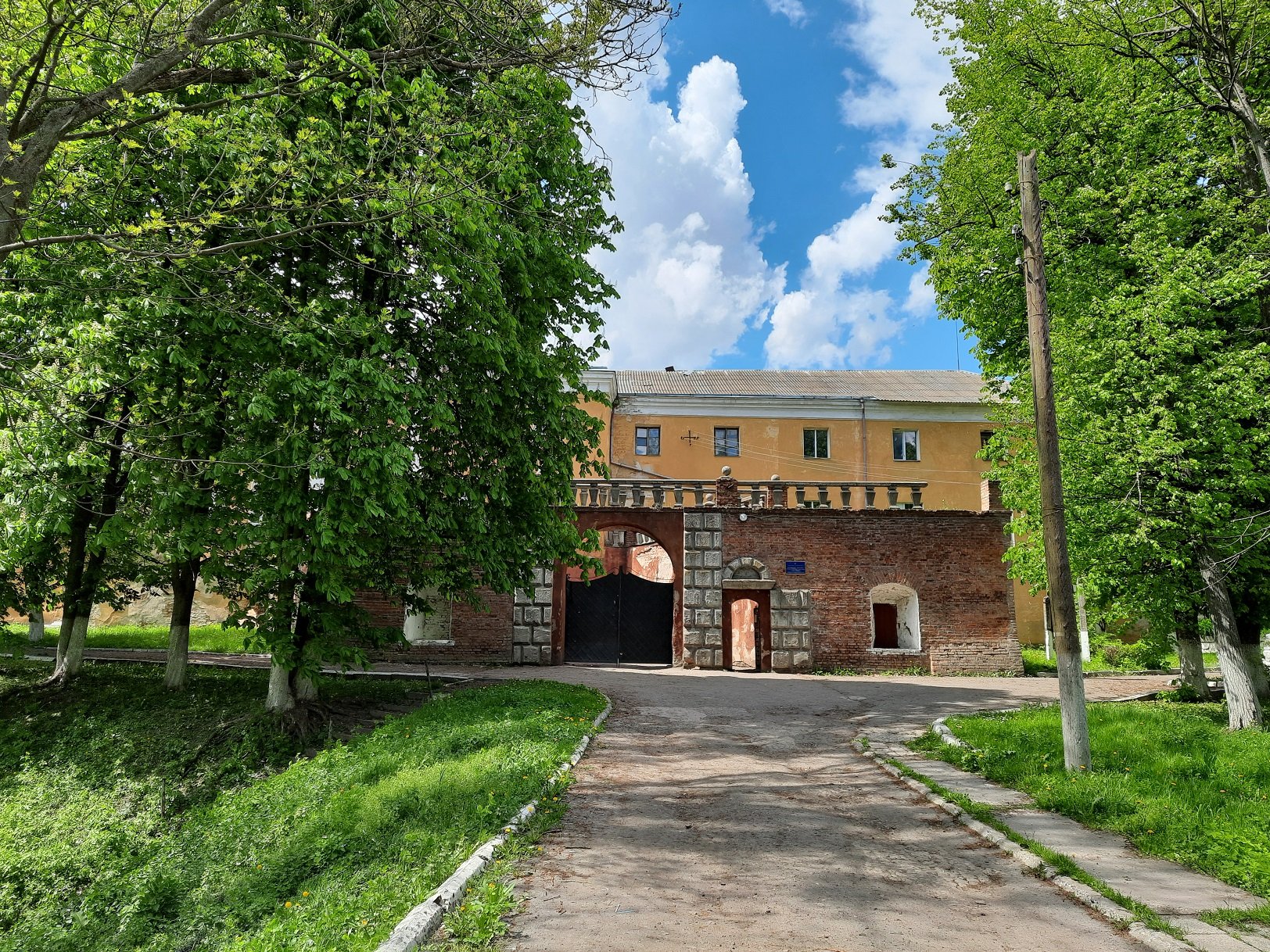 Оборонні конструкції в’їзду замку (фото ZAXID.NET)