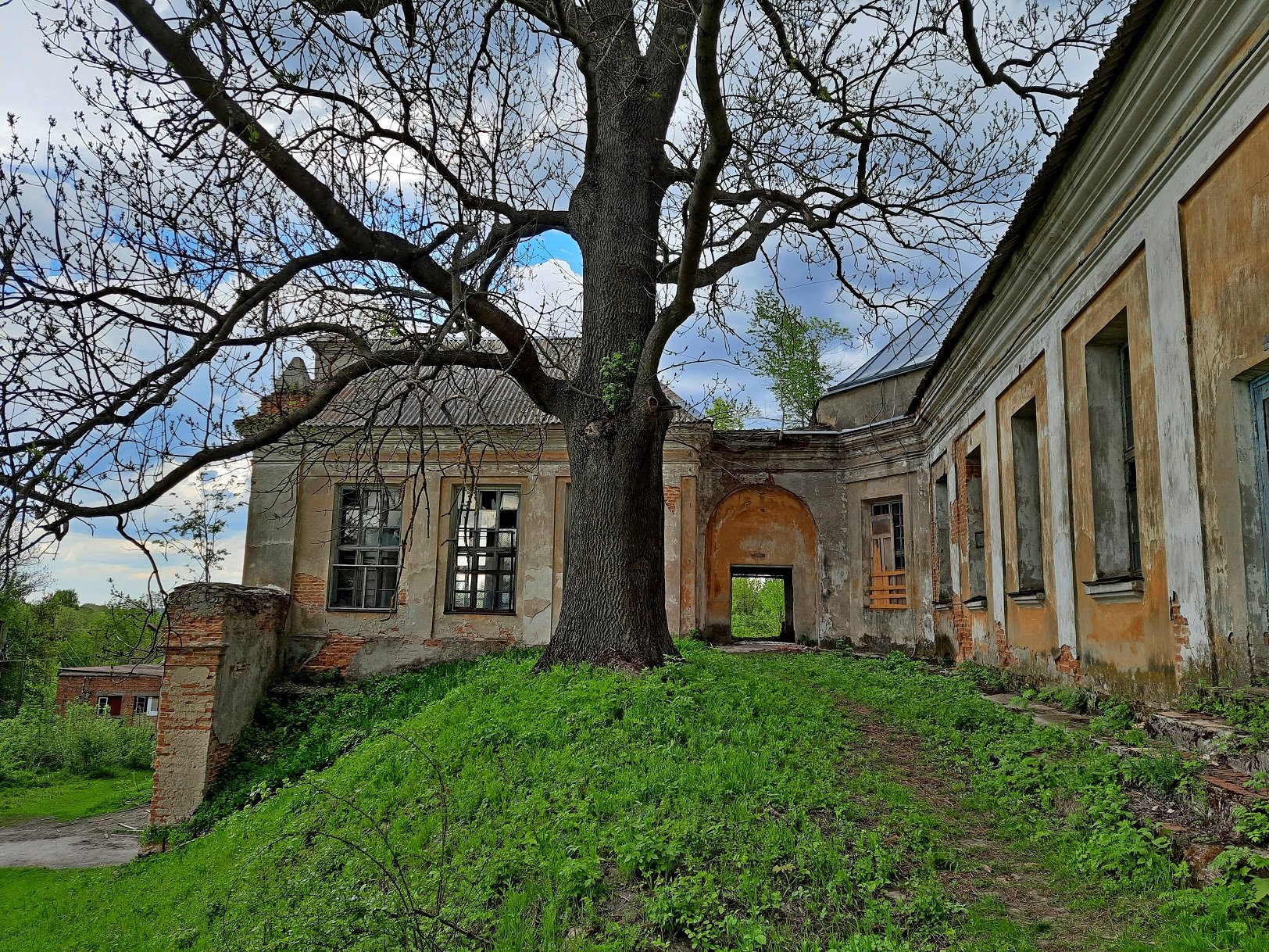 В’їзна брама (фото ZAXID.NET)