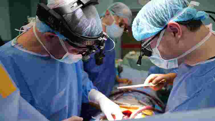 Львівські і київські кардіохірурги врятували пацієнта від загрози раптової серцевої смерті