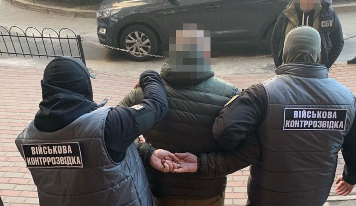 Посадовець Київської ОВА намагався шпигувати за ЗСУ під виглядом капелана