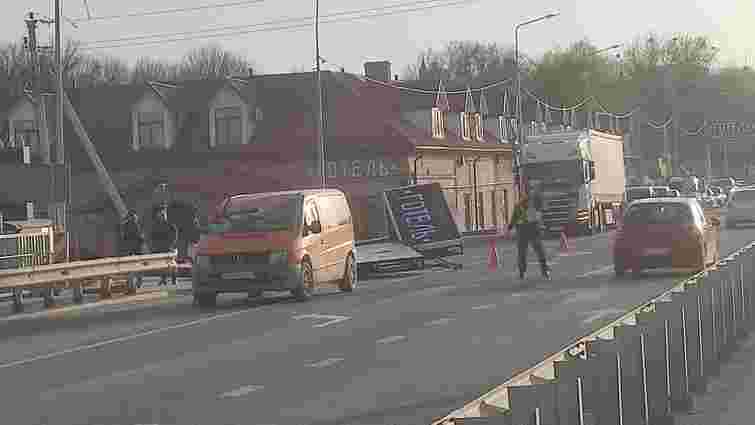 На Тернопільщині через сильний вітер рекламний щит впав на автомобіль