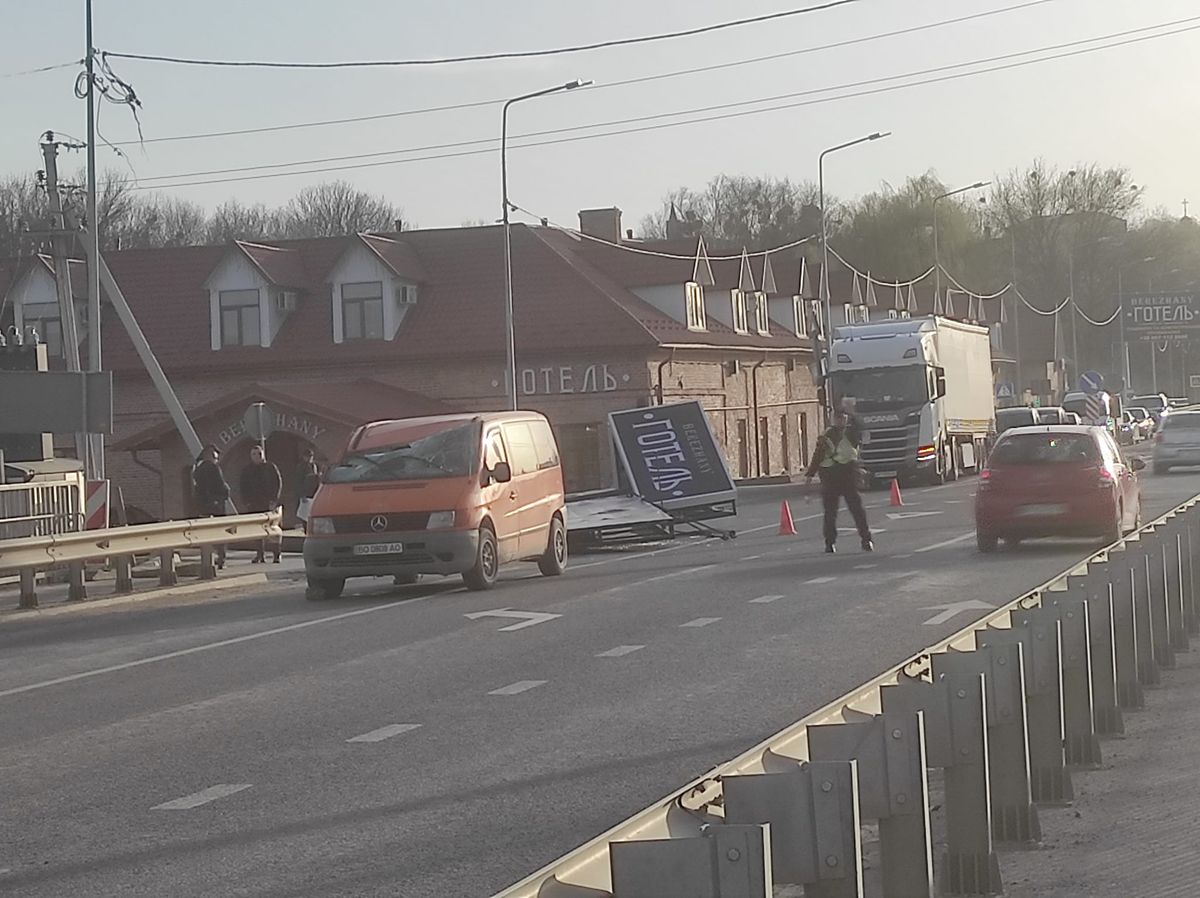 На Тернопільщині через сильний вітер рекламний щит впав на автомобіль
