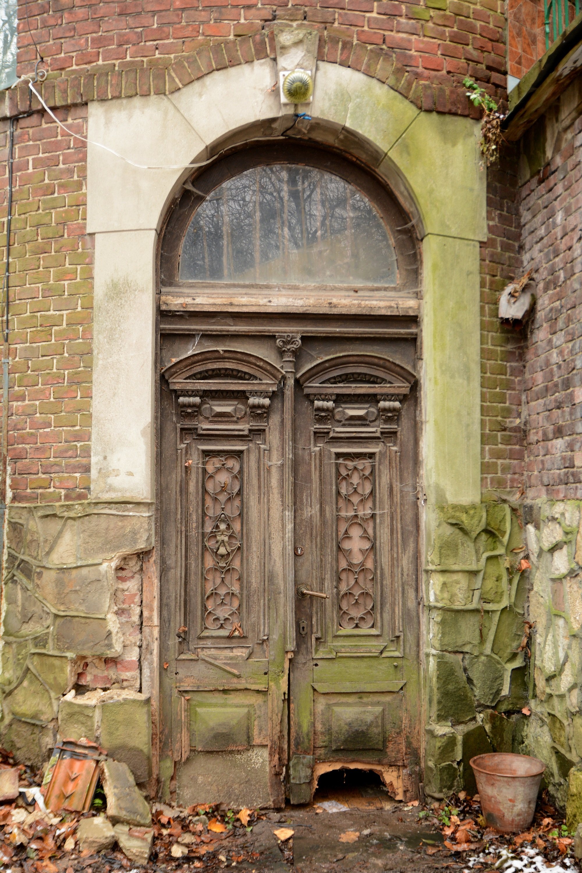 Одні з вхідних дверей