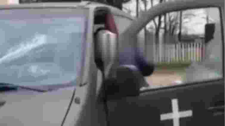 На Хмельниччині група жінок напала на співробітників ТЦК та розбила вікно їхнього авто 