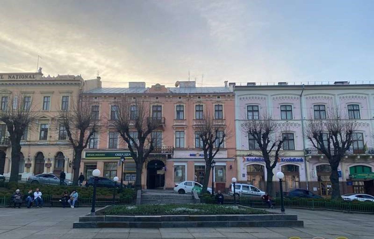 Через буревій з центральної площі Чернівців прибрали Хрест П'єта