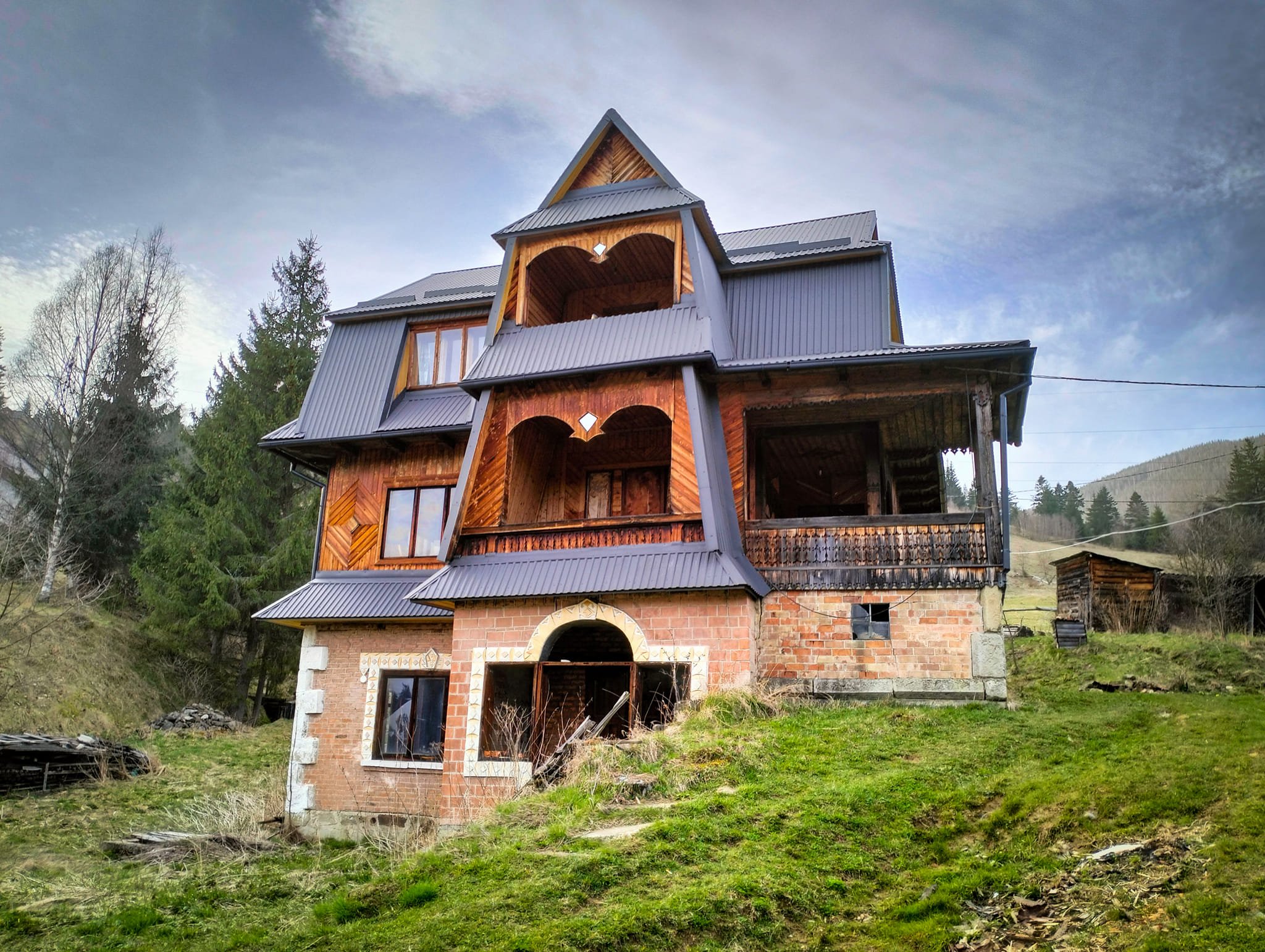 Дах будинку перекрили господарі сучасними матеріалами (фото Аліни Косовської)