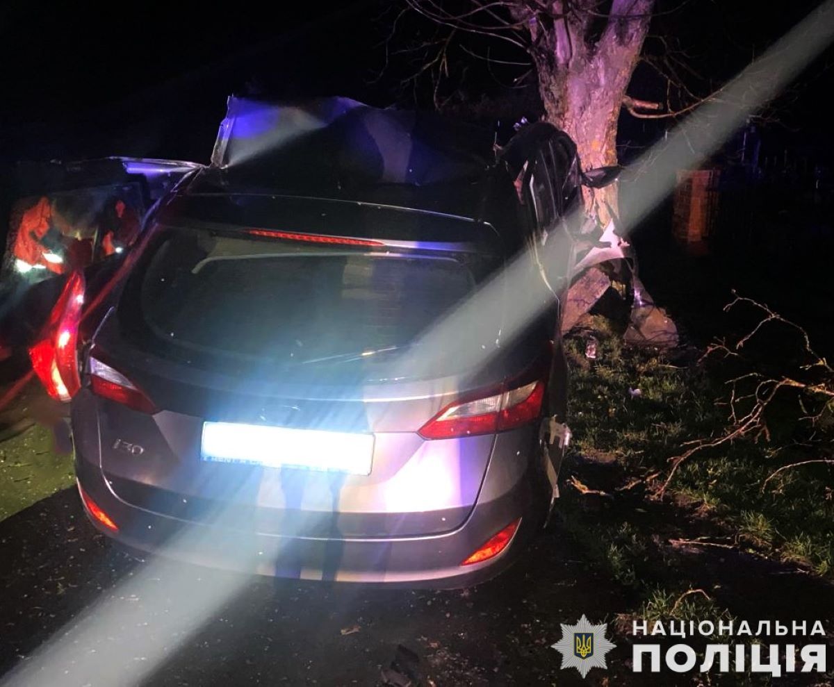 На Львівщині внаслідок зіткнення з деревом загинув 29-річний водій 