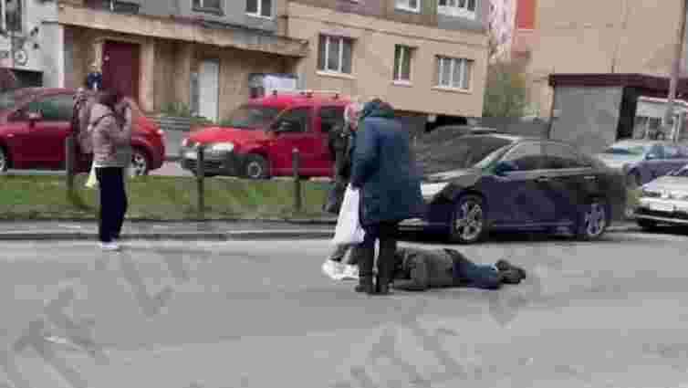 У Львові чоловік з Кам’янки-Бузької навмисне кинувся під вантажівку