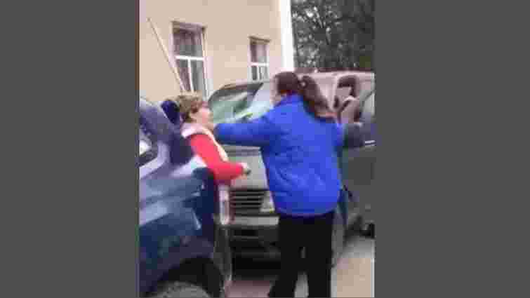 Поліція розслідує напад хмельниччанки на автомобіль ТЦК
