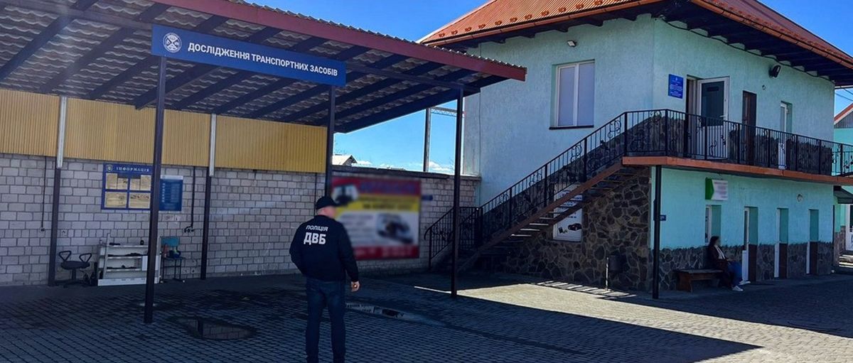 В Івано-Франківську викрили на хабарі працівницю експертної служби МВС