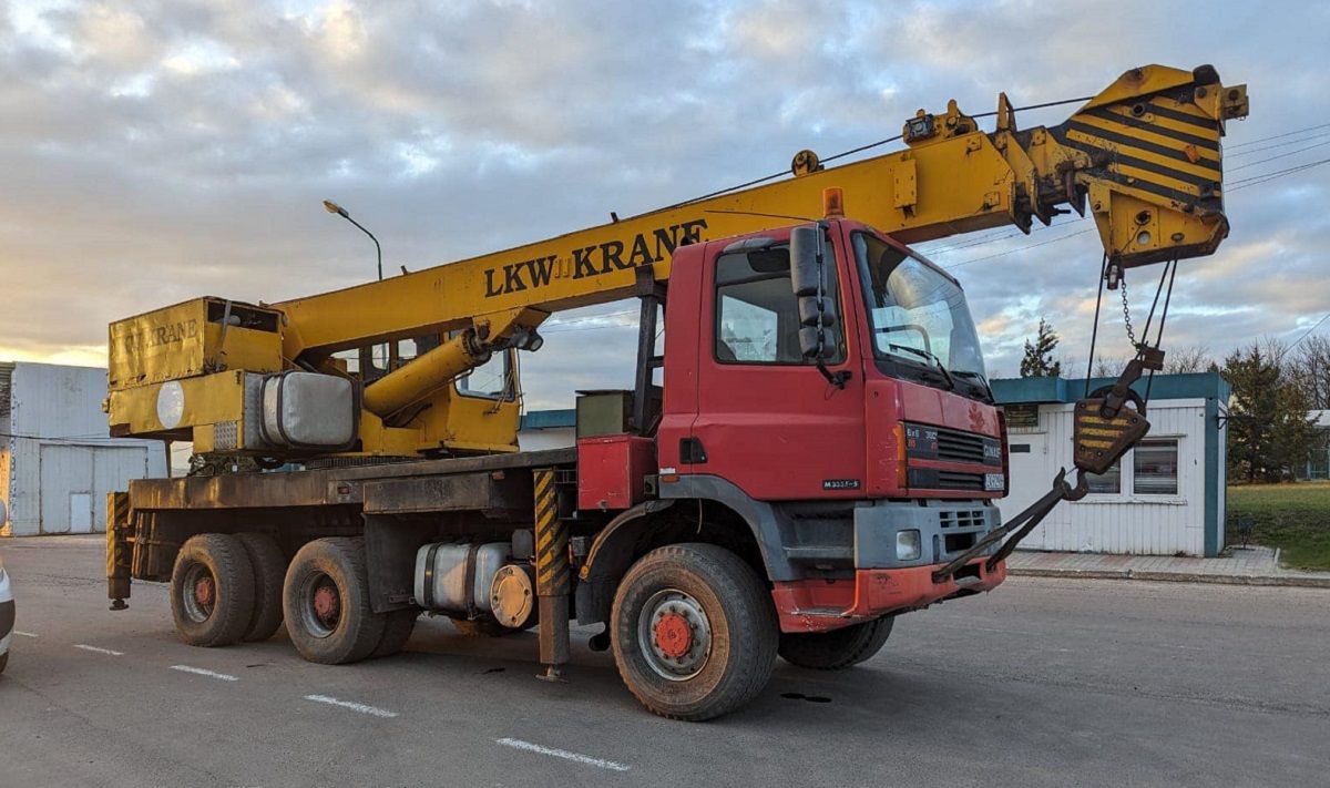 Пенсіонер із Львівщини намагався незаконно ввезти в Україну автокран