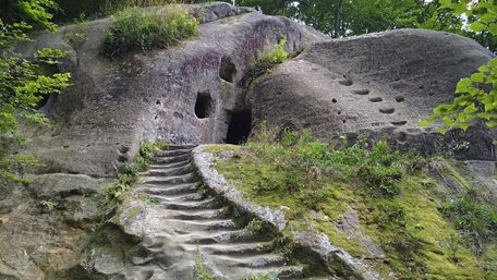 Печера у Розгірчому: скеля віком 70 млн років, язичницьке капище та монаша обитель