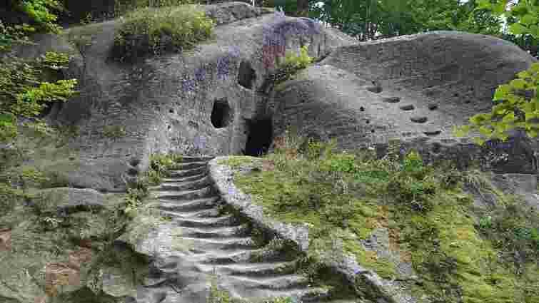 Печера у Розгірчому: скеля віком 70 млн років, язичницьке капище та монаша обитель