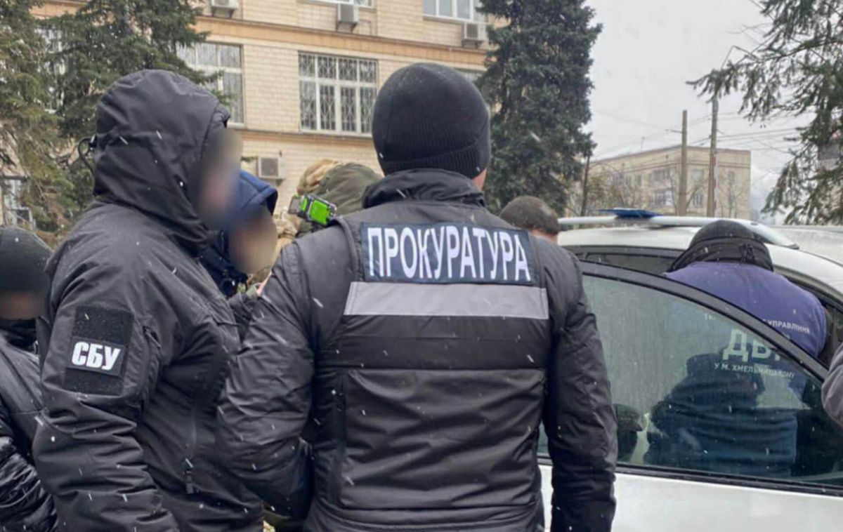 Екс-керівника митного поста Буковини судитимуть за 15 тис. доларів хабара