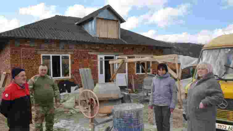 На Тернопільщині селяни будують новий дім для бійця, який на війні втратив ноги
