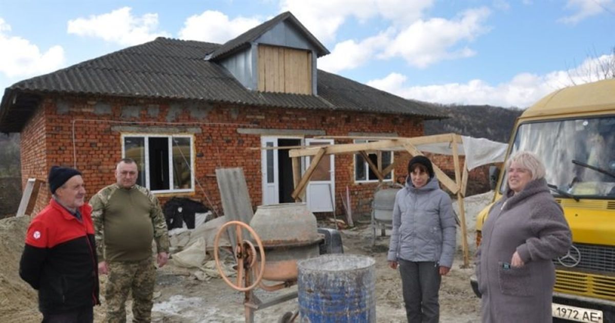 На Тернопільщині селяни будують новий дім для бійця, який на війні втратив ноги
