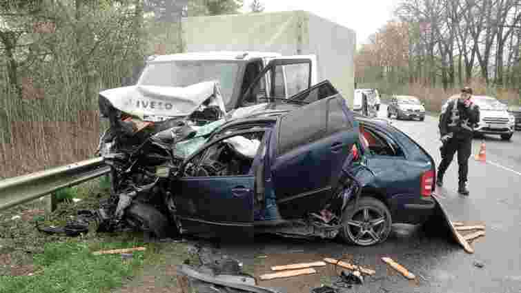 На Хмельниччині 50-річний водій Škoda спричинив смертельну ДТП з вантажівкою