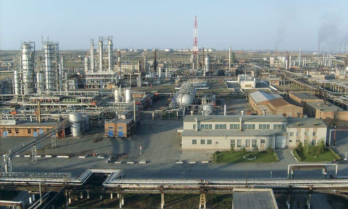 Через прорив дамби в російському Орську припинив роботу провідний НПЗ