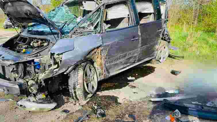 У лобовій аварії на Прикарпатті загинула 87-річна пасажирка Renault