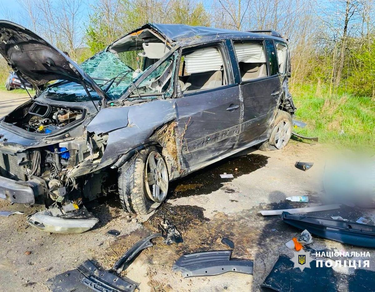 У лобовій аварії на Прикарпатті загинула 87-річна пасажирка Renault