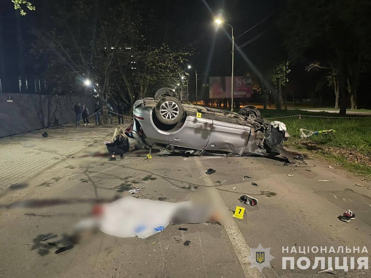 Після зіткнення з деревами і перекидання Audi загинули двоє ужгородців, ще трьох госпіталізували