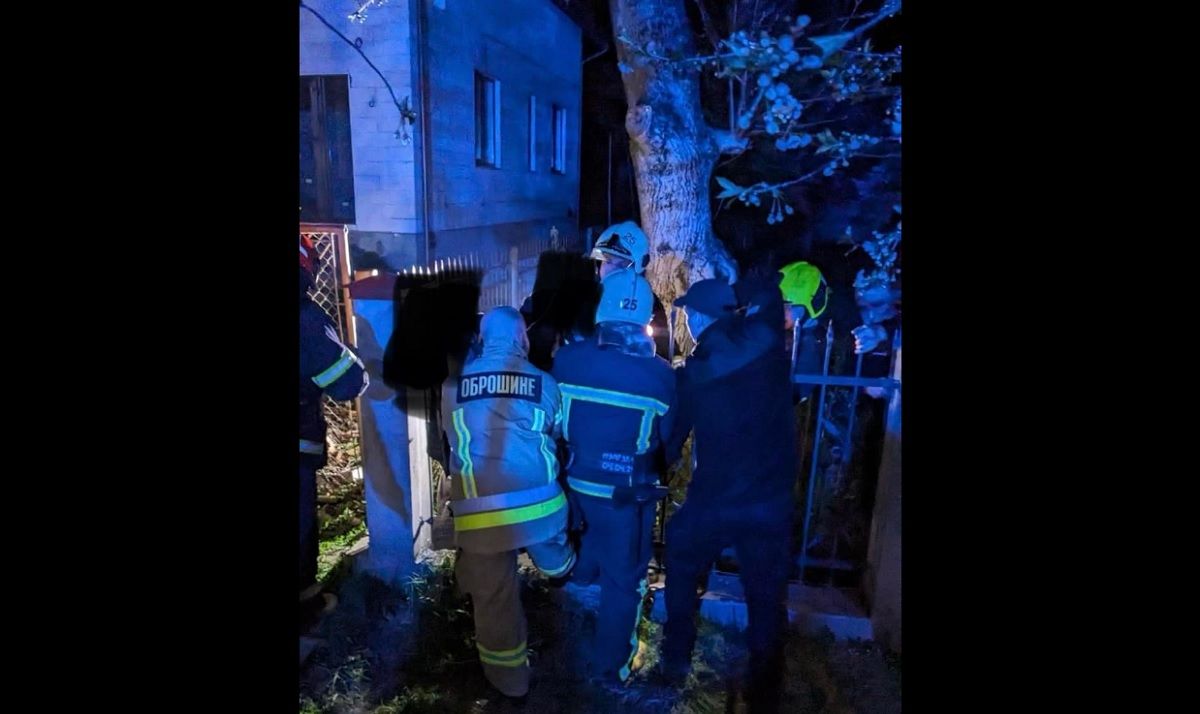 Мешканець села біля Львова наштрикнувся і застряг на вістрі металевого паркану