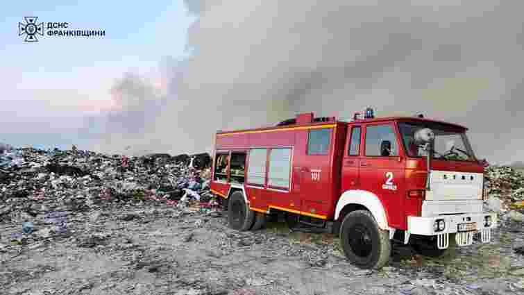 На Прикарпатті виникла масштабна пожежа на сміттєзвалищі