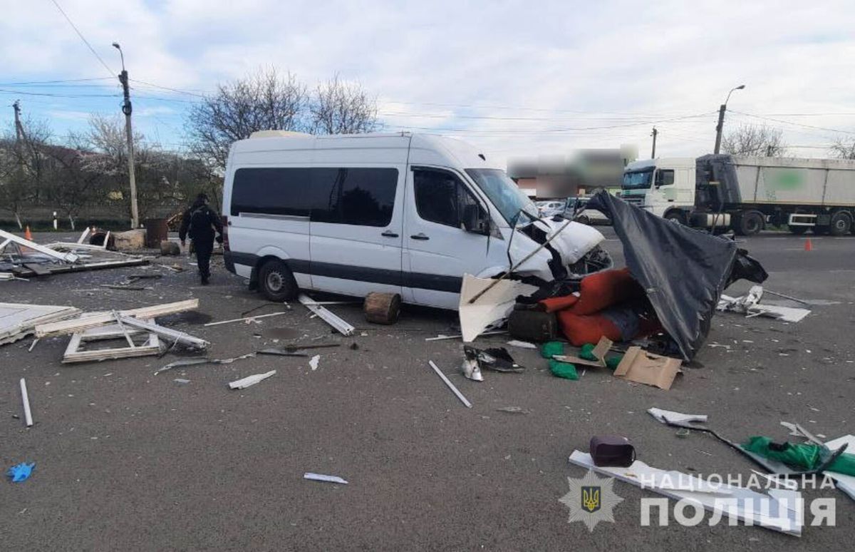 Біля Луцька мікроавтобус врізався у блокпост, постраждали троє людей
