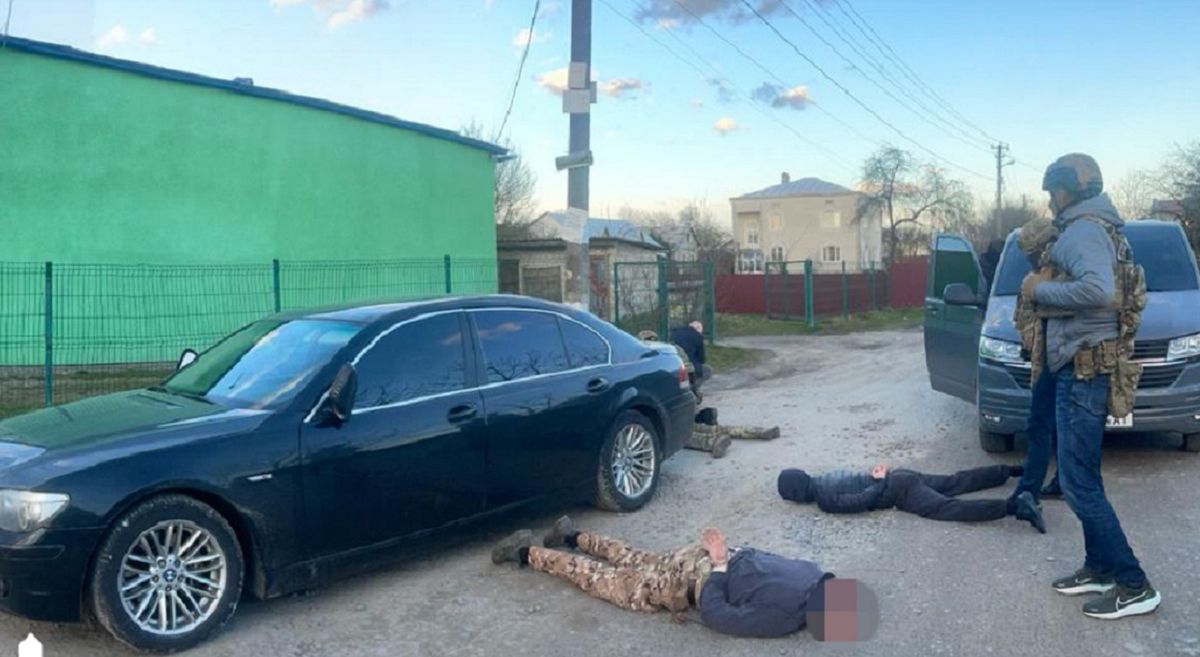 Банда рекетирів під виглядом працівників ТЦК обкрадала ухилянтів на Львівщині