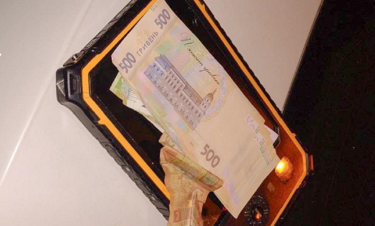 Уночі у Львові пішохід замість документів дав патрульним 10 тис. грн хабара