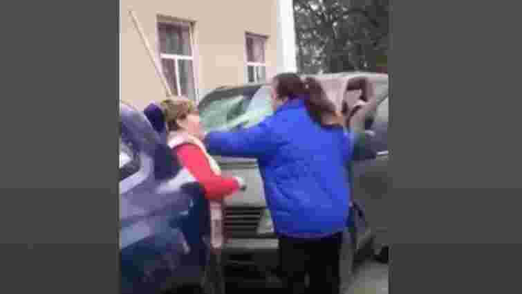 За побиття палицею автомобіля ТЦК жительку Хмельниччини оштрафували на 85 грн