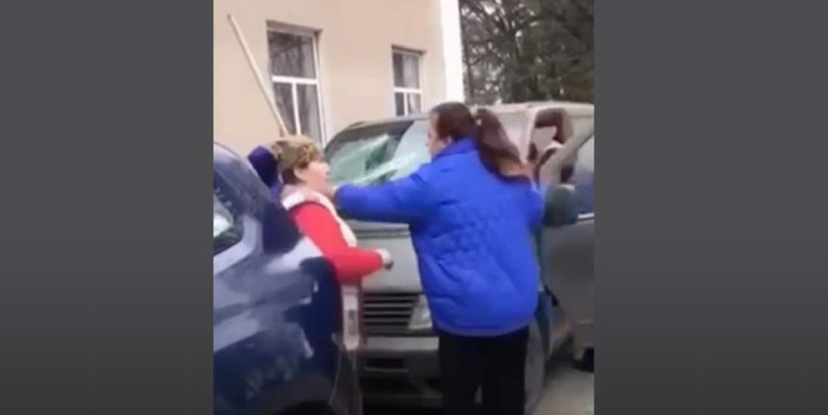 За побиття палицею автомобіля ТЦК жительку Хмельниччини оштрафували на 85 грн