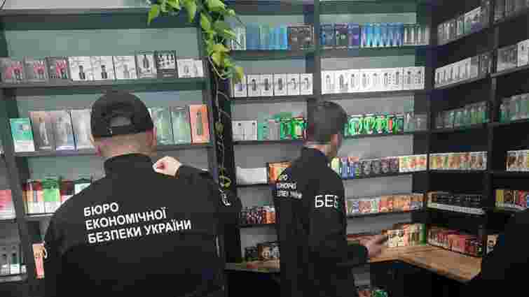 В Ужгороді детективи БЕБ вилучили електронні сигарети без акцизів на 2,5 млн грн