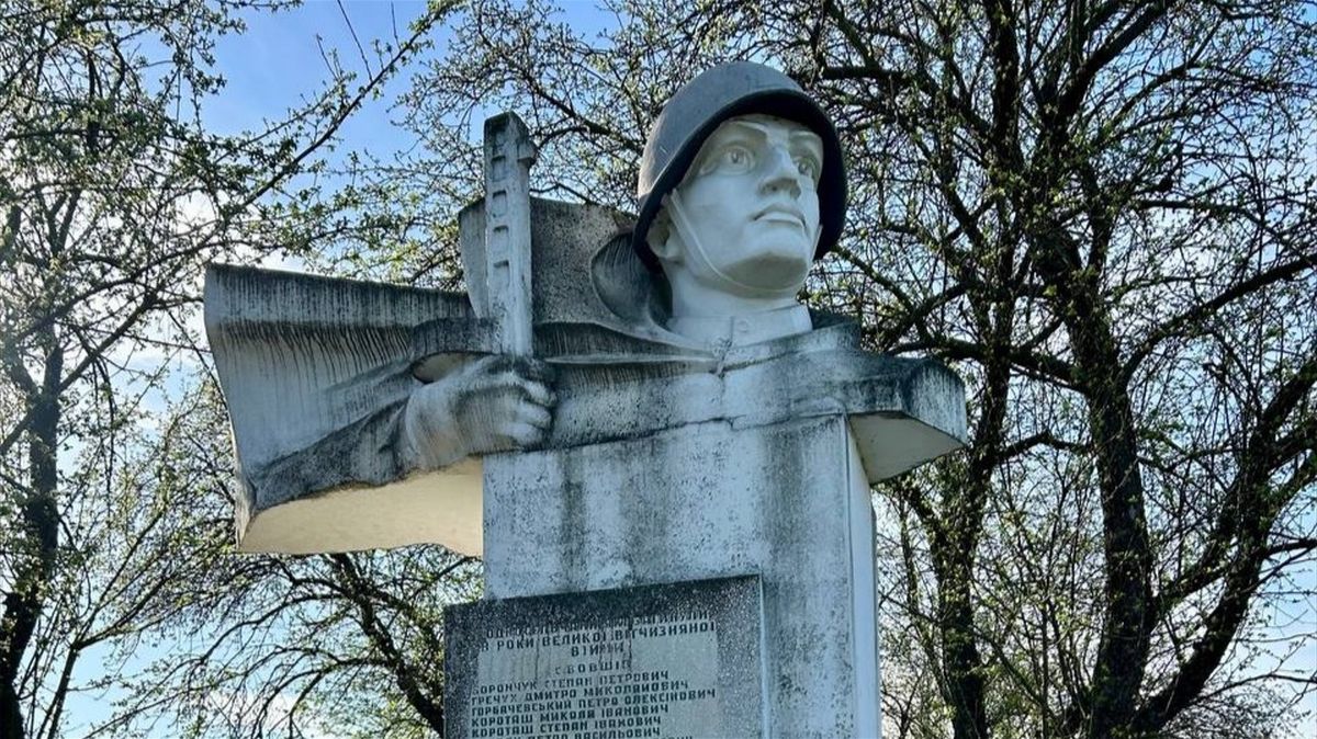 На Прикарпатті замість радянського солдата встановлять пам’ятник Дмитру «Да Вінчі» Коцюбайлу