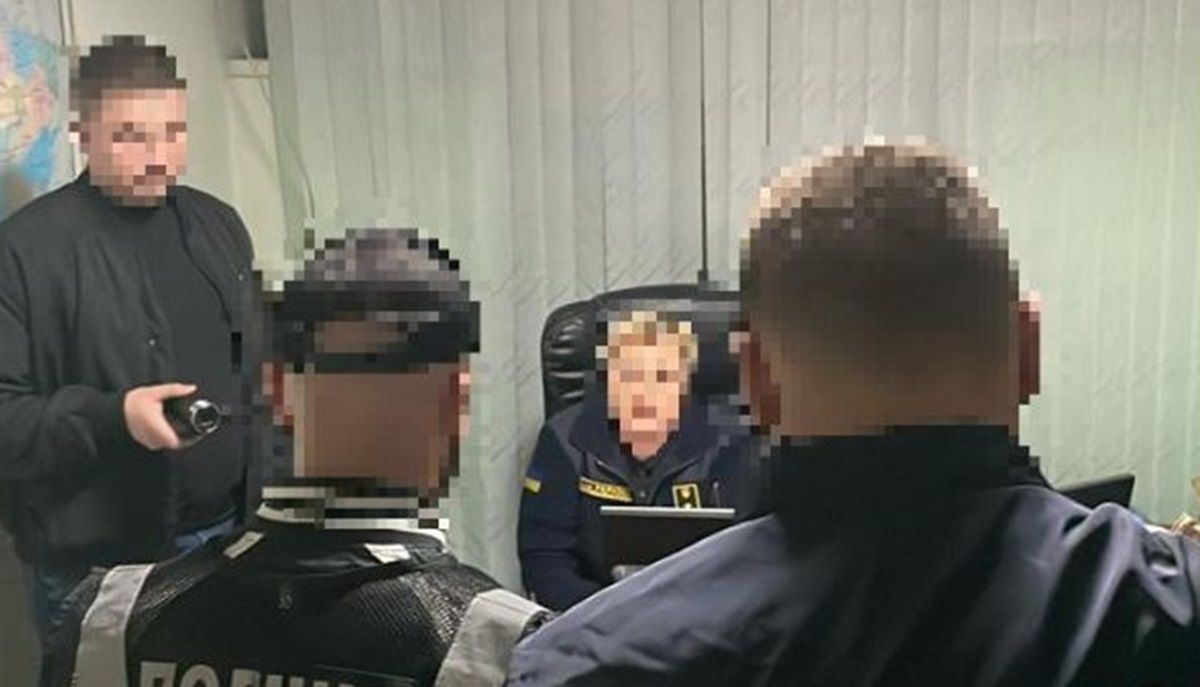 Інспекторку Львівської митниці затримали за систематичні хабарі