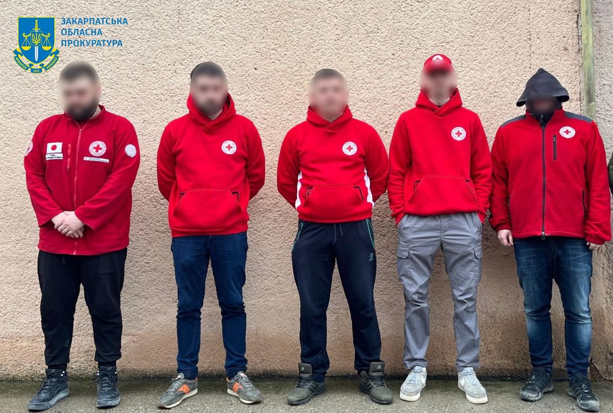 На Закарпатті затримали 5 ухилянтів в одязі з символікою Червоного Хреста