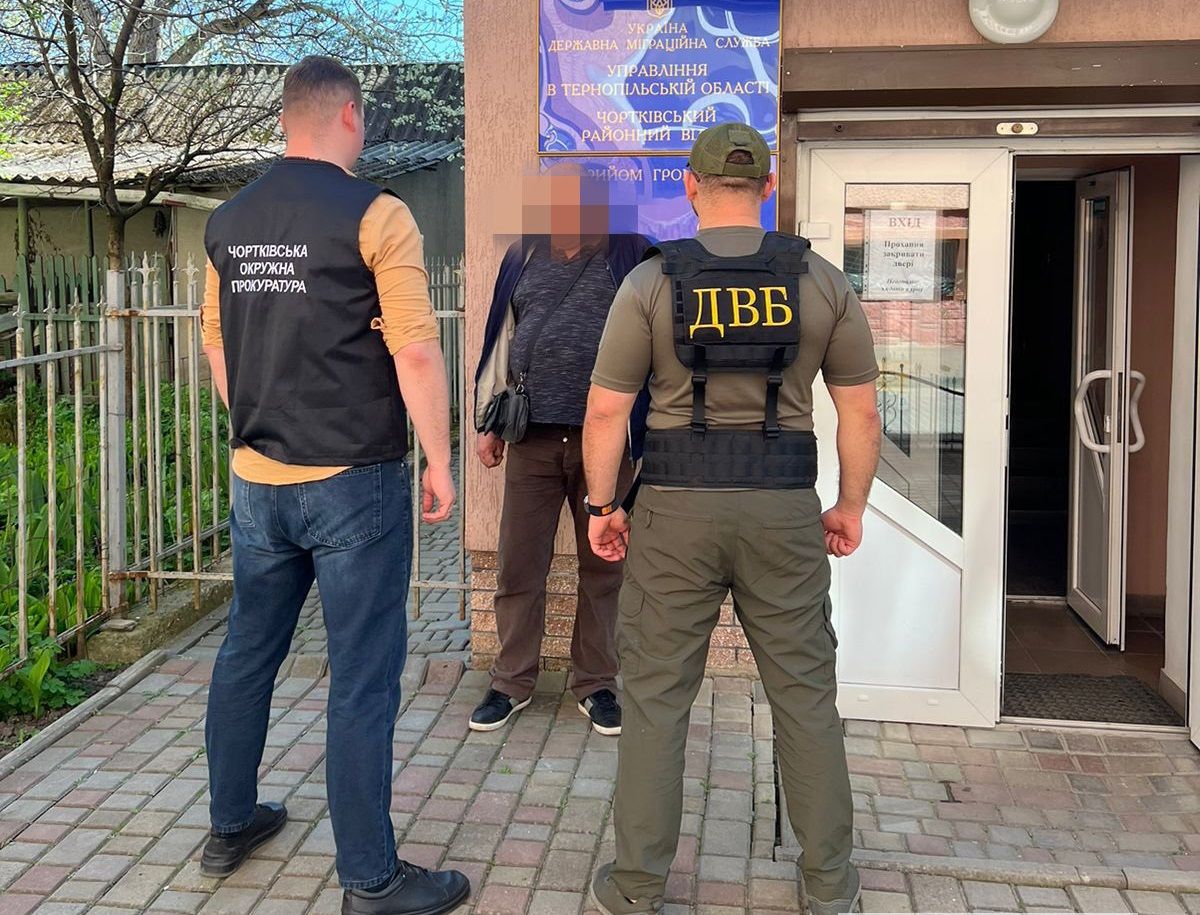 Житель Тернопільщини вимагав хабара за прискорення оформлення закордонних паспортів