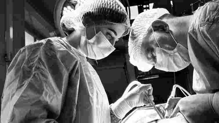 Франківські лікарі видалили з щелепи жінки пухлину як тенісний м’яч