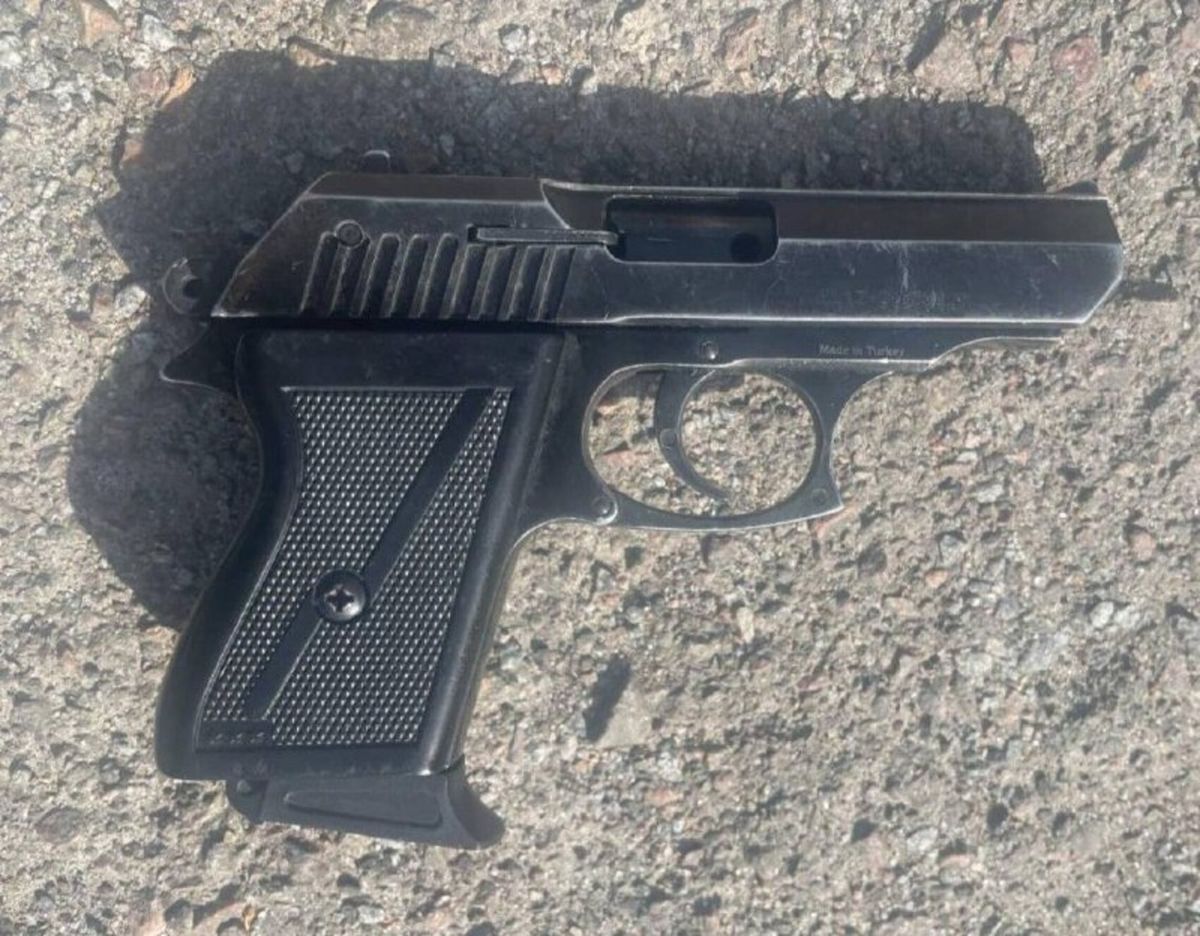 У сквері в Рівному чоловік стріляв у повітря зі стартового пістолета