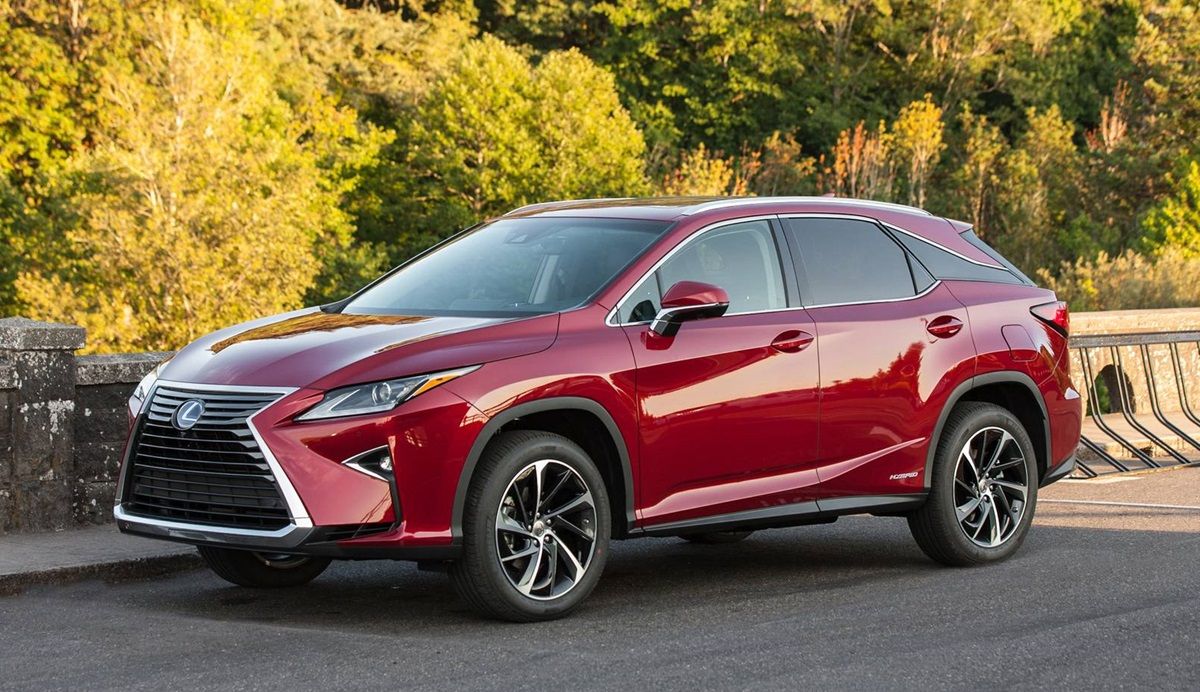 Інспектору Львівської митниці подарували квартиру у Львові та Lexus RX