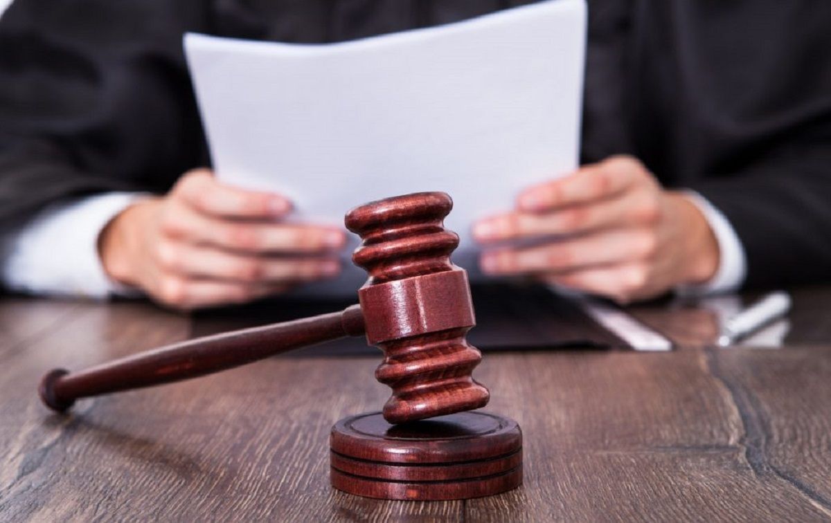 Батька учня з Львівщини судили за лайливий напис під дверми керівництва школи