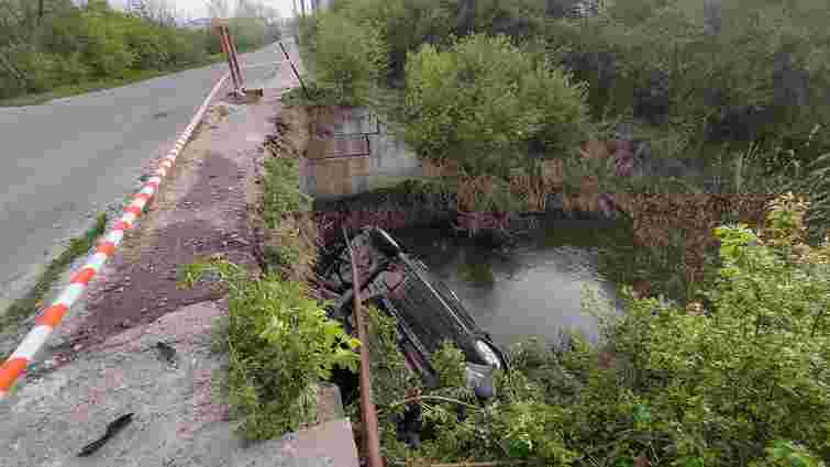 44-річний водій Renault Megane злетів з моста в річку біля Пустомит