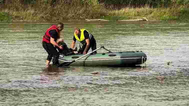 Чернівецькі рятувальники витягнули з річки Прут жінку без свідомості