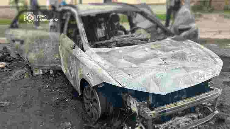 У Львові повністю згорів автомобіль Seat Leon