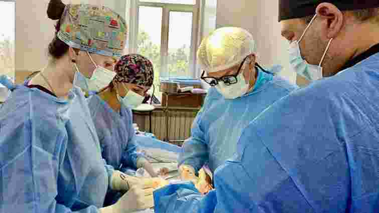 У Львові прооперували 65-річного пацієнта із майже повністю забитими сонними артеріями