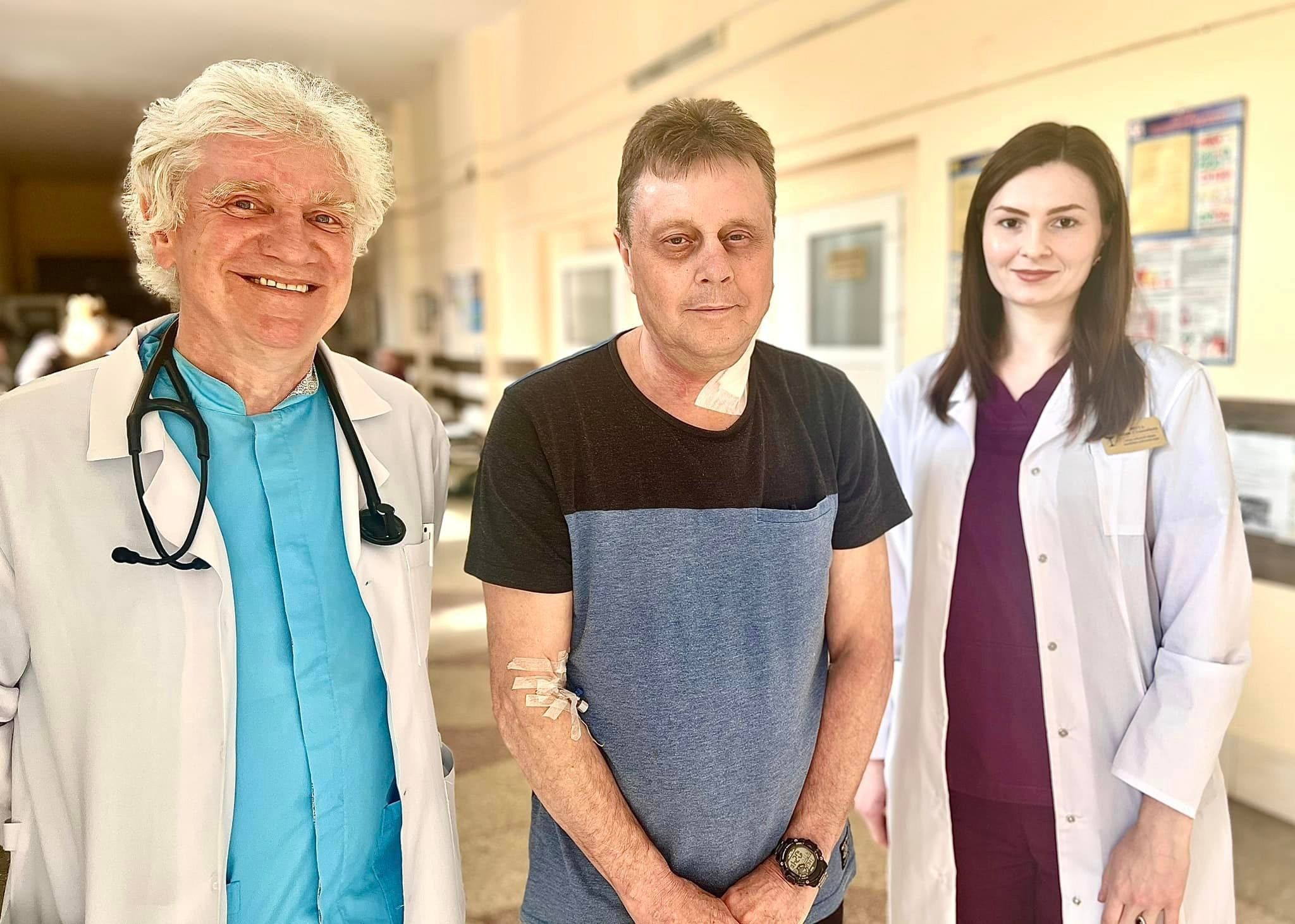 Пацієнт і його рятівники: професор Ігор Кобза і судинна хірургиня, лікуюча лікарка Юлія Мота