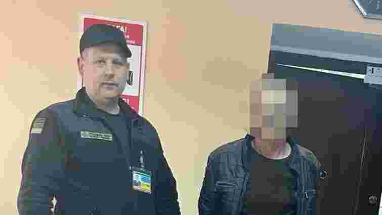 Розшукуваний за виготовлення наркотиків  чоловік намагався виїхати за кордон на Львівщині