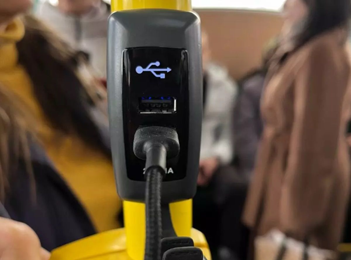 У маршрутних автобусах Тернополя встановили зарядки для гаджетів