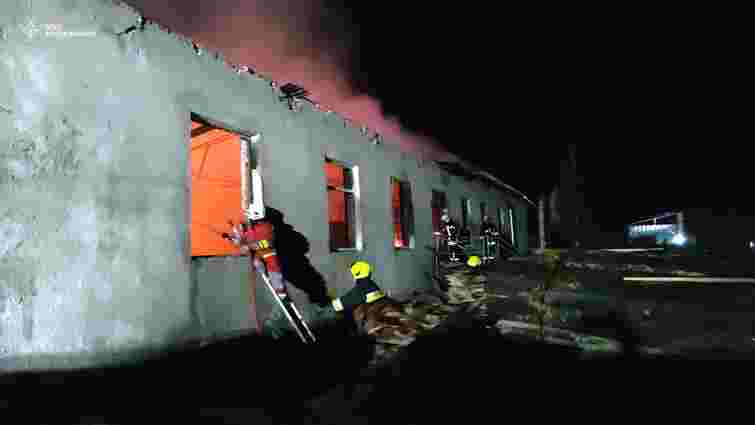 Масштабну пожежу на підприємстві у Богородчанах гасили понад три десятки рятувальників